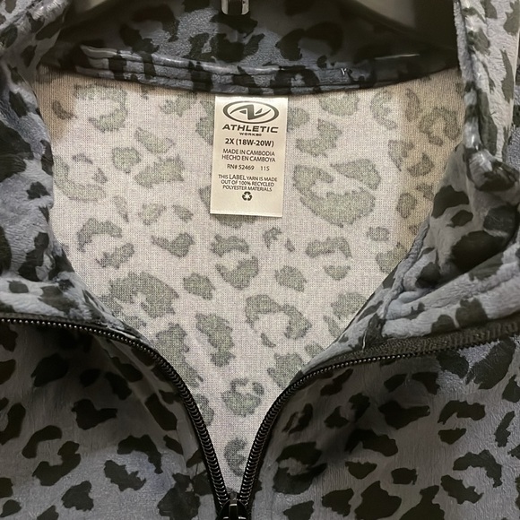 ATHLETIC WORKS:NWOT; Women’s Size 2X grey/black leopard print joggers set. - Picture 3 of 6